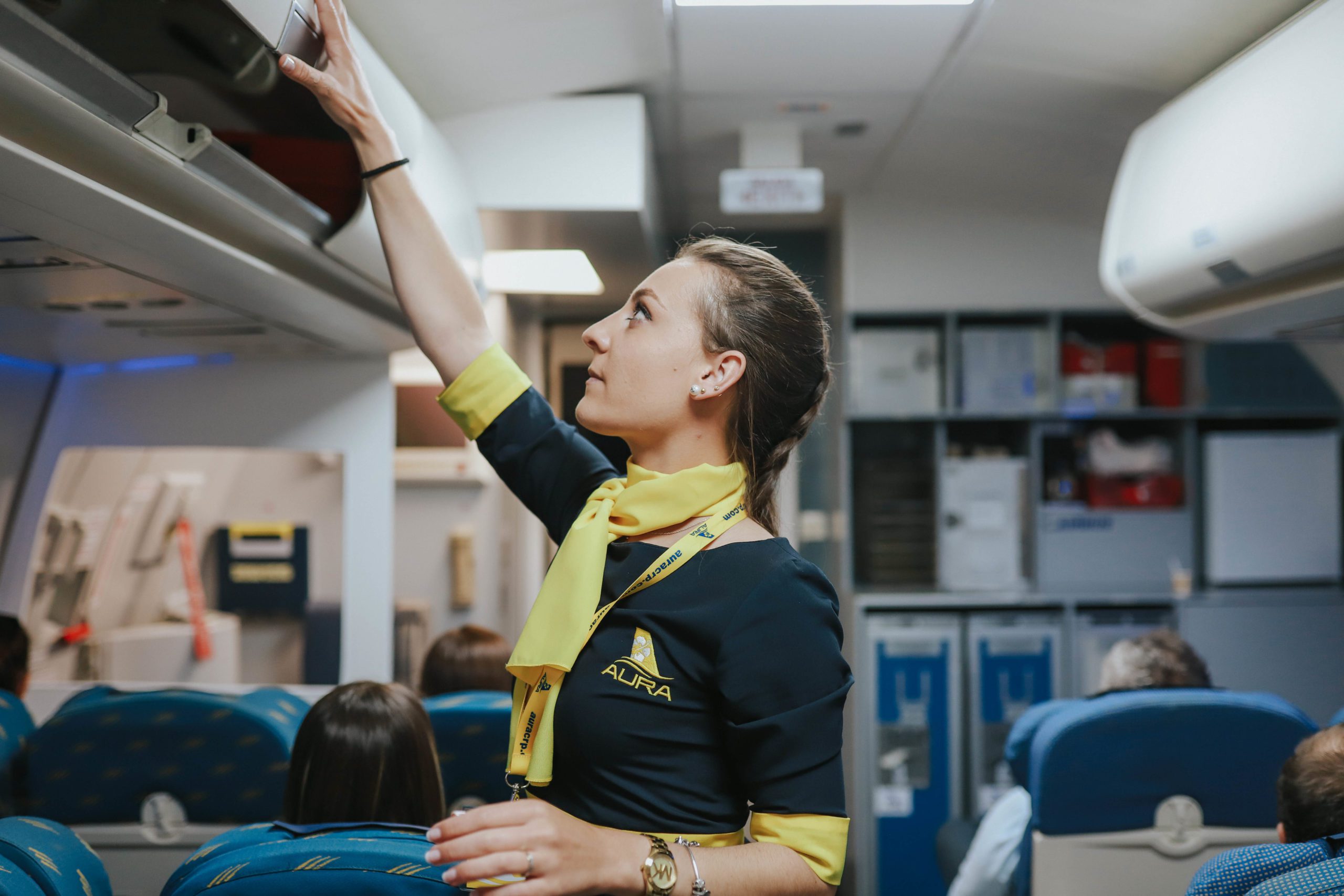 Estudiar para ser azafata de vuelo Una guía sencilla AURA Estudiar para ser azafata de vuelo Una guía sencilla AURA